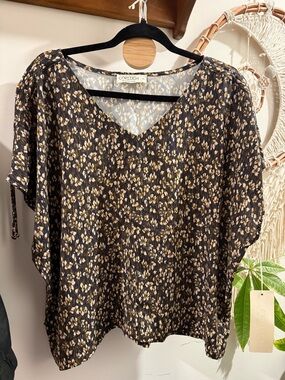 Cokluch Black V-Neck Short Sleeve Floral Blouse